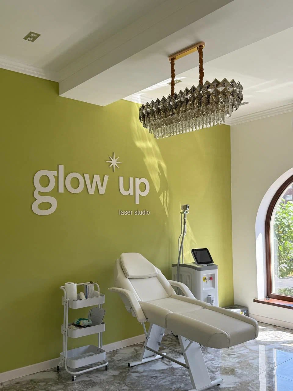 Кабинет студии Glow up с лазером